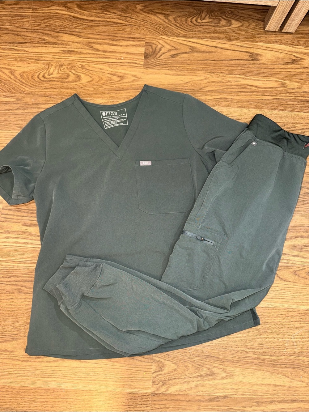 FIGS Bonsai Catarina Top & Zamora Jogger Scrub Set M/MP